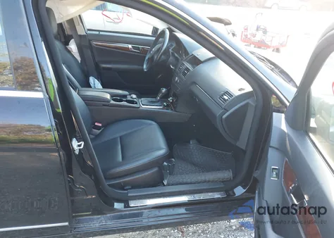 2011 Mercedes-Benz C 300 Luxury 4Matic из США, поврежденный, VIN WDDGF8BB6BR133215